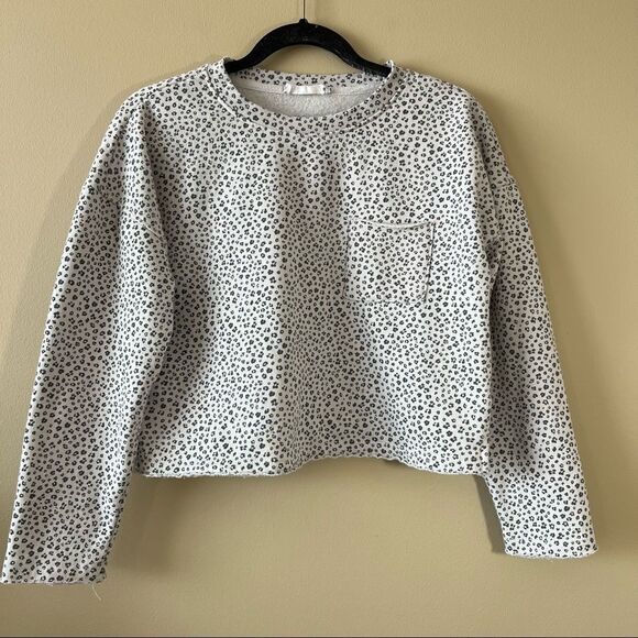 ✨ Pink Rose Women’s Gray Leopard Print Crewneck Medium - Picture 1 of 6